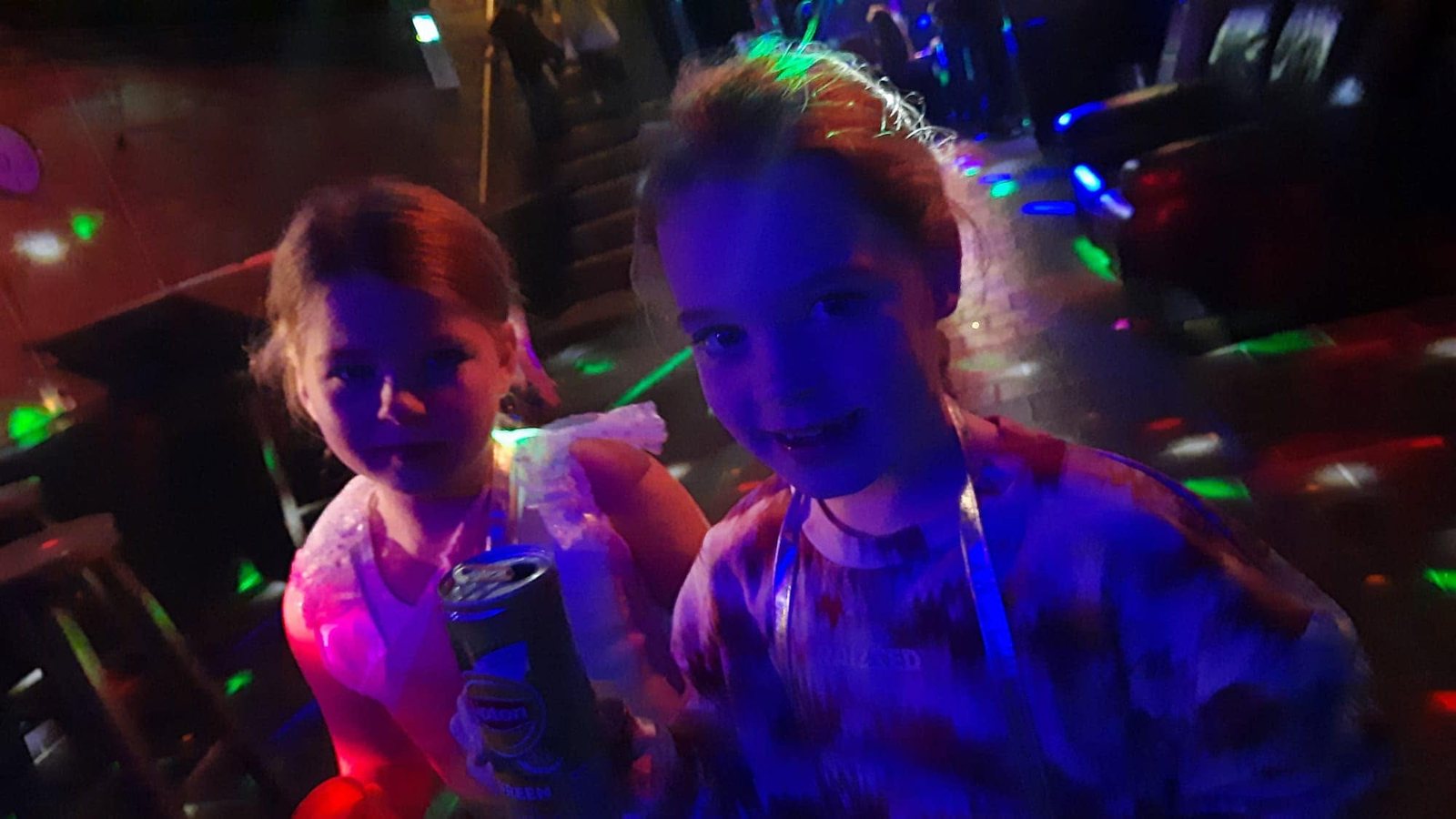Kinderen tijdens een discoavond bij De Kelder