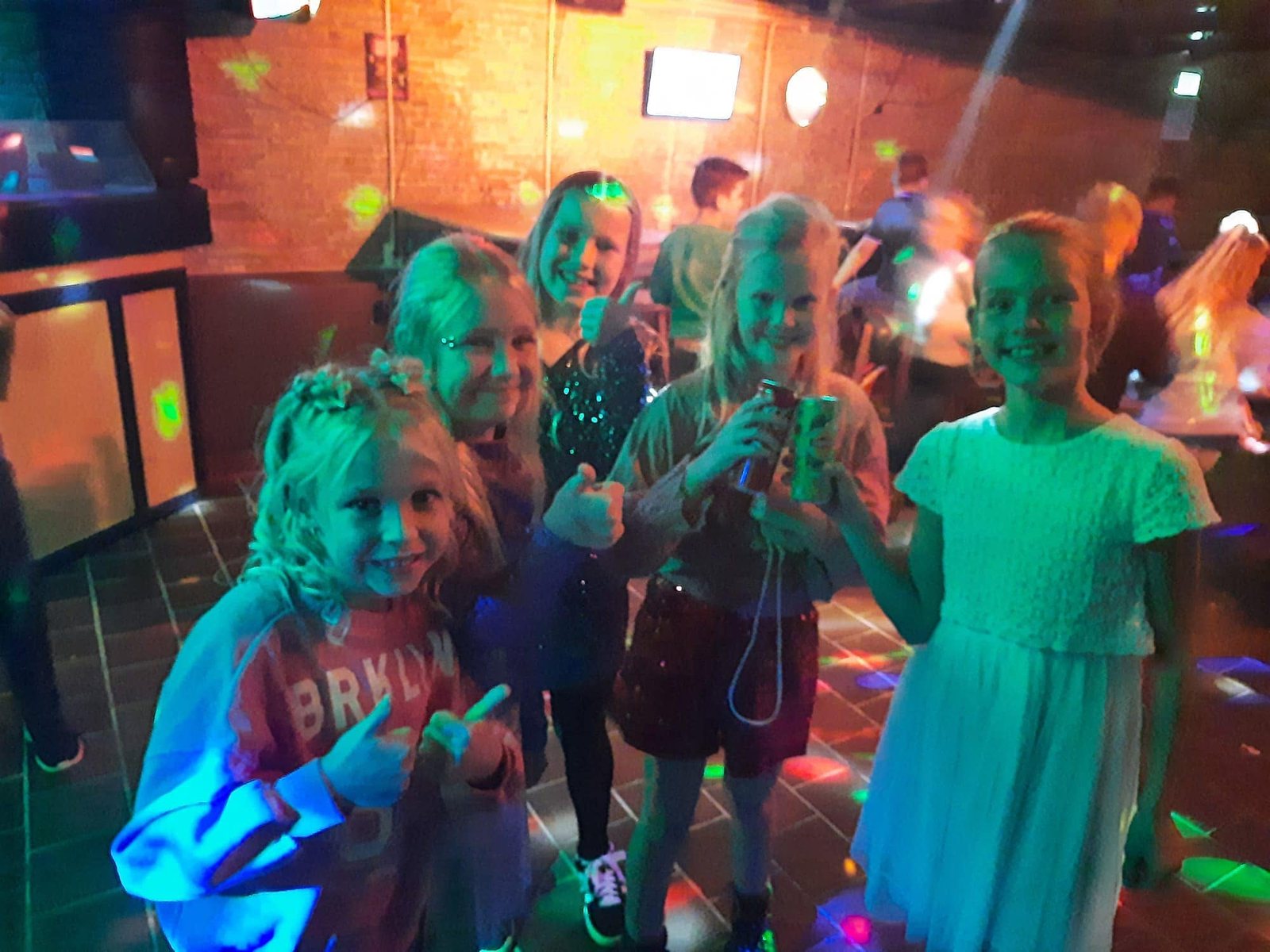 Nog een sfeerfoto van een discoactiviteit bij De Kelder